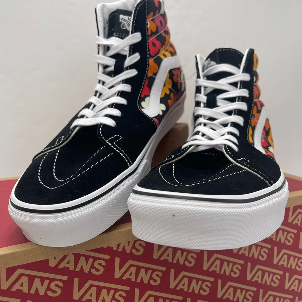 Vans Men's Sk8-Hi
Flower Black/Multi Sneakers
VN000D5|BML
Floral High-Top - Picture 4 of 16